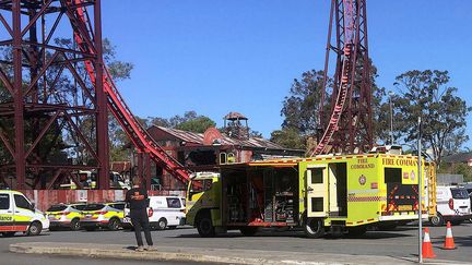 Des véhicules des&nbsp;services d'urgence devant le parc Dreamworld de Coomera, en Australie, le 25 octobre 2016. (SCOTT BAILEY / REUTERS)