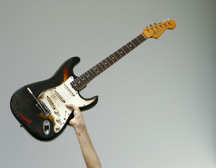 Une Fender Stratocaster de 1965 ayant appartenu &agrave; Jimi Hendrix, br&ucirc;l&eacute;e lors d'un concert au&nbsp;Finsbury Astoria de Londres (Royaume-Uni) en 1967, pr&eacute;sent&eacute;e lors d'une vente aux ench&egrave;res, &agrave; Londres, le 24 juillet 2008. ( LUKE MACGREGOR / REUTERS )