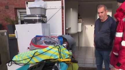 Alors que de fortes pluies sont encore annoncées dans la journée de jeudi 16 novembre, la Liane a débordé dans la nuit du mardi 14 novembre. L'eau est montée très vite. Reportage à Saint-Léonard, dans le Pas-de-Calais. (France 2)