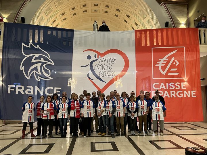 Des membres de l'Association Tous-Hand Bleu, qui supportent la France lors de l'Euro 2022 de handball. (Association Tous-Hand Bleu)