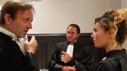 Les trois avocats de Cédric Jubillar, mis en examen pour meurtre aggravé sur son épouse Delphine, dont on n'a toujours pas retrouvé le corps. De gauche à droite : Maître Alexandre Martin, Maître Jean-Baptiste Alary et Maître Emmanuelle Franck, à Toulouse, le 29 juin 2021. (PASCALE DANYEL / RADIO FRANCE)