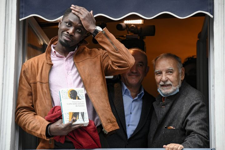 Mohamed Mbougar Sarr, winner of the Prix Goncourt 2021, at the Drouant window.  (BERTRAND GUAY / AFP)