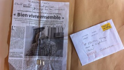 Le courrier et les deux douilles re&ccedil;us par le maire alsacien Thierry Speitel, jeudi 2 mai 2013.&nbsp; (GUILLAUME KUSTER / FRANCE 3 ALSACE )