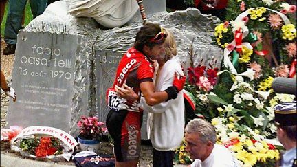 Le cycliste italien Matteo Fagnini rend hommage à Fabio Casartelli au côté de la mère du défunt, lors du Tour de France 1997. (PASCAL PAVANI / AFP)