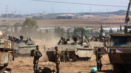 Des troupes israéliennes à proximité d'Ashkelon, près de la bande de Gaza, le 15 octobre 2023 (GIL COHEN-MAGEN / AFP)