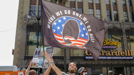 Un drapeau agité par des adeptes de la mouvance conspirationniste QAnon, à Los Angeles, en Californie (États-Unis), le 22 août 2020. (KYLE GRILLOT / AFP)