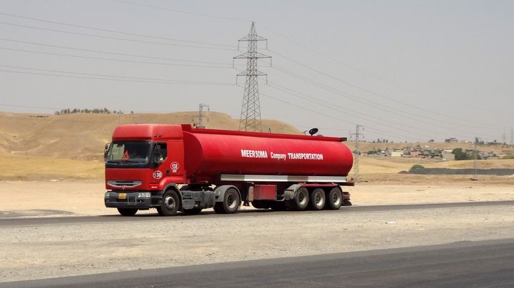 Un camion transporte du p&eacute;trole vendu par l'Etat islamique, le 12 juillet 2014 dans la r&eacute;gion de Kirkouk, dans le nord de l'Irak. (MARWAN IBRAHIM / AFP)