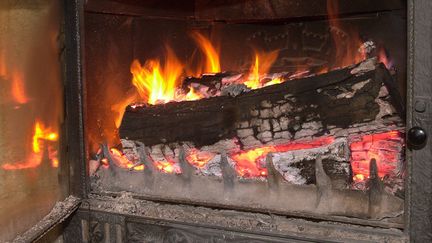 Un feu de cheminée. (CHRISTIAN WATIER / MAXPPP)