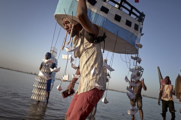 Sortie des masques lors du "Ségou Art Festival" sur les rives du fleuve Niger au Mali. La tradition culturelle des marionnettes tente de résister aux menaces jihadistes. Photo prise le 8 février 2020 à Ségou. (MICHELE CATTANI / AFP)