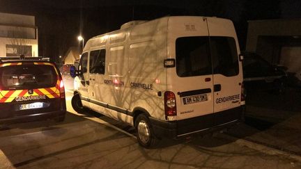 Les gendarmes et les spécialistes de l'identification criminelle à Ars-sur-Moselle, dans la nuit du 20 au 21 mars. (ANTOINE BARREGE / RADIO FRANCE)