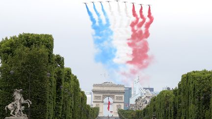 La Patrouille de France au dessus de l'Arc de Triomphe à Paris célèbre le 14-juillet. Le 14 juillet 2020. (LUDOVIC MARIN / POOL)