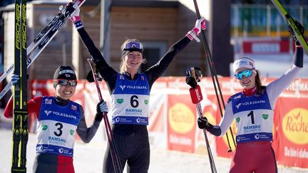 Tara Geraghty-Moats (centre) s'est imposée lors de première Coupe du monde de combiné nordique féminin. (GEORG HOCHMUTH / APA)