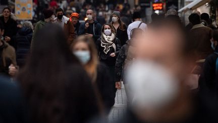 Des personnes masquées marchent dans une rue de Nantes (Loire-Atlantique), le 31 décembre 2021. (LOIC VENANCE / AFP)