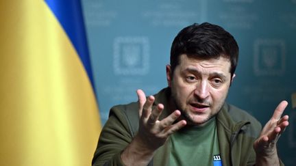 Le président ukrainien Volodymyr Zelensky s'exprime lors d'une conférence de presse à Kiev (Ukraine), le 3 mars 2022. (SERGEI SUPINSKY / AFP)