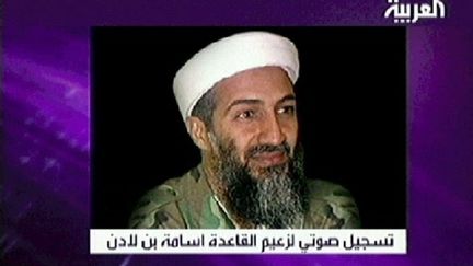 Photo d'Oussama Ben Laden (montrée sur la chaîne de Dubai Al Arabiya le 15 avril 2004) (AFP - AL ARABIYA AL JAZEERA)