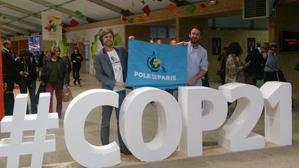 Erlend Moster Knudsen et Daniel Price, au Bourget (Seine-Saint-Denis), pendant la COP21, le&nbsp;8 décembre 2015. (JEFF WILLIS / POLE TO PARIS)