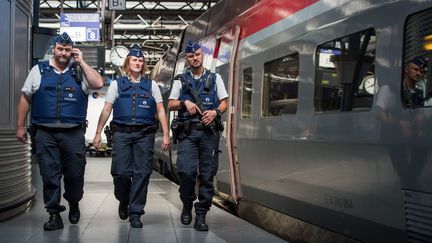 Des policiers patrouillent en gare de Bruxelles, le 22 ao&ucirc;t 2015. (MAXPPP)