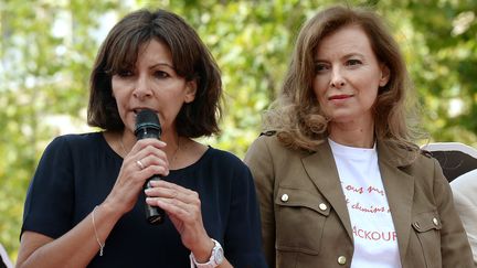 Anne Hidalgo, maire socialiste de Paris (&agrave; gauche) et Val&eacute;rie Trierweiler, lors d'une manifestation sur la place de la R&eacute;publique, &agrave; Paris, le 28 juillet 2014. (PIERRE ANDRIEU / AFP)