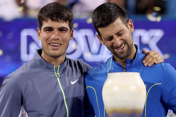 Carlos Alcaraz (à gauche) et Novak Djokovic, à la fin de leur finale mémorable à Cincinnati (Etats-Unis), remportée par le Serbe, le 20 août 2023. (MATTHEW STOCKMAN / AFP)