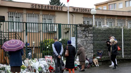 Devant la gendarmerie de Carcassonne, un hommage aux victimes des attaques de vendredi 23 mars dans l'Aude. (MAXPPP)