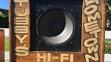 Quelques uns des plus importants sound systems de l'histoire sont exposés à "Jamaica, Jamaica!", notamment l'un des tout premiers, le Vibe Rocket qui date de la fin des années 50. "Au départ, les premiers possesseurs de sound systems, qui servent à amplifier le son des disques, ont souvent une épicerie ou un débit d'alcool. Le sound system attire les gens à cet endroit de la rue et à un moment ils vont avoir soif", explique Sebastien Carayol, le commissaire d'exposition. "Le premier à avoir un souci de qualité, à séparer les fréquences (une enceinte pour les basses, une pour les mediums) c'est King Tubby. Ce sound system servait de banc dans la rue lorsqu'il a été sauvé in extremis par un collectionneur anglais, Jeremy Collingwood. Il l'a restauré et il est en état de marche aujourd'hui. Mais il a dû aussi combler les trous qu'avait percé la douane anglaise à son arrivée en quête de drogue…"
 (Sebastien Carayol)