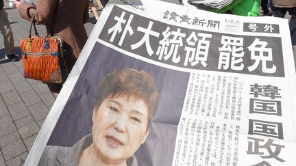 La destitution, vendredi 10 mars, de la présidente Park Geun-hye en une de la presse, à Tokyo, au Japon.&nbsp; (MIHO IKEYA / YOMIURI / AFP)