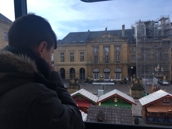 Vue sur le marché de Noël de Metz depuis la Grande Roue. (INGRID POHU / RADIO FRANCE)