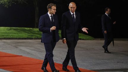 Le Président Emmanuel Macron et le Premier ministre slovénien Janez Jansa, le 5 octobre 2021. (LUDOVIC MARIN / AFP)