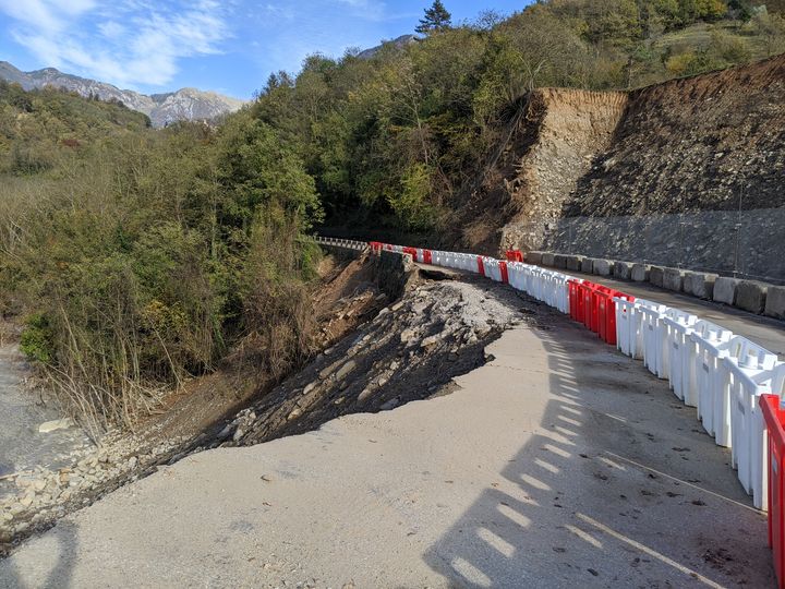 Dans la vallée de la Vésubie beaucoup de routes sont encore impraticables, un mois après le pasage de la tempête Alex, le 1er novembre 2020. (BORIS HALLIER / RADIO FRANCE)