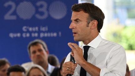 Emmanuel Macron lors d'un déplacement&nbsp;dans les locaux de la société&nbsp;STMicroelectronics, à Crolles (Isère), le 12 juillet 2022. (JEAN-PHILIPPE KSIAZEK / AFP)