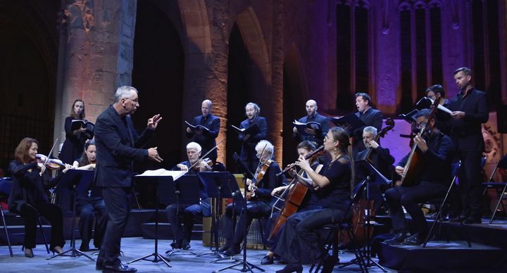 Le chef Paul Agnew dirige l'ensemble des Arts Florissants sur un programme cantates de Bach le 17 septembre 2022. (BERTRAND PICHENE / FESTIVAL D'AMBRONAY)