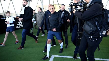 Eric Zemmour, candidat à l'élection présidentielle, sur un terrain du Zidane Five Club d'Aix-en-Provence (Bouches-du-Rhône), le 2 avril 2022. (BERTRAND GUAY / AFP)