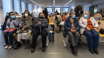 Les cinq plaignantes lors de l'audience en première instance dans un tribunal de Bruxelles, en Belgique, le 14 octobre 2021. (HADRIEN DURE / BELGA / AFP)