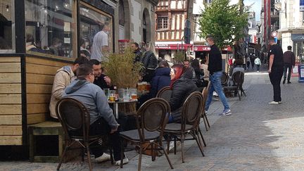 Les terrasses se remplissent&nbsp;en mai 2021 comme ici, à Lannion. (AURÉLIE LAGAIN / RADIO FRANCE)