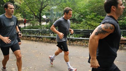 JOGGING Nicolas Sarkozy ne fume plus et ne boit (presque) plus. En revanche, il court. Partout. Par tous les temps. La m&eacute;diatisation de ses joggings matinaux aurait m&ecirc;me contribu&eacute; &agrave; repopulariser ce sport... (ERIC FEFERBERG / AFP)