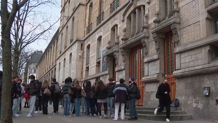 Baccalauréat : les lycéens soulagés par les épreuves de spécialité repoussées en mai