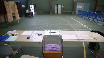 Un bureau de vote à Saint-Quentin (Aisne), le 13 mars 2016. (HERISSE GAEL / MAXPPP)