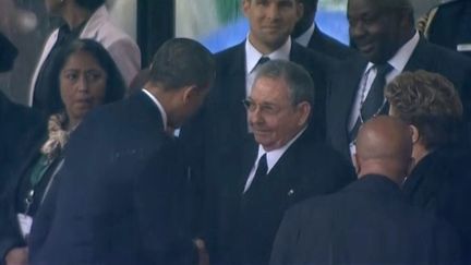 Barack Obama et Raul Castro se serrant la main lors de l'hommage &agrave; Nelson Mandela &agrave; Soweto, mardi 10 d&eacute;cembre.&nbsp; ( FRANCE 2 / FRANCETV INFO)