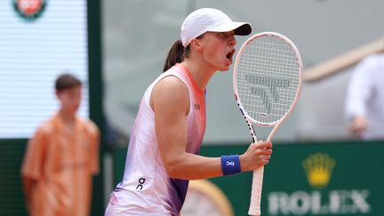 Iga Swiatek en finale de Roland-Garros contre Jasmine Paolini, le 8 juin 2024. (EMMANUEL DUNAND / AFP)