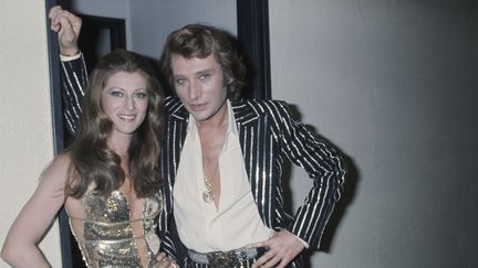 Dans un costume rayé, il pose ici avec Sheila en 1976. (JAMES ANDANSON / SYGMA / GETTY IMAGES)