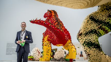 Deux statues de dinosaures en Lego lors de l'inauguration de la Lego House, nouveau musée de la marque, à Billund (Danemark), le 28 septembre 2017. (MADS CLAUS RASMUSSEN / AFP)