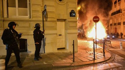 Des voitures ont été incendiées dans les rues de Paris, après la défaite du PSG en finale de la Ligue des champions, le 23 août 2020. (JULIEN MATTIA / ANADOLU AGENCY)