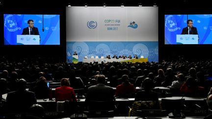 Le président Emmanuel Macron, le 15 novembre 2017, lors d'une session plénière&nbsp;de la COP23 à Bonn en Allemagne. (JOHN MACDOUGALL / AFP)