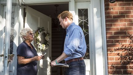 Chris Hurst, candidat démocrate élu à la Chambre des délégués de Virginie, ici en campagne en juillet 2017. (THE WASHINGTON POST / GETTY IMAGES)