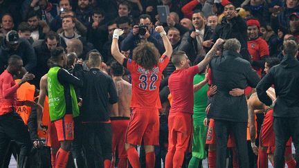 Les joueurs du PSG saluent les supporters parisiens qui ont fait le d&eacute;placement &agrave; Londres. (GLYN KIRK / AFP)