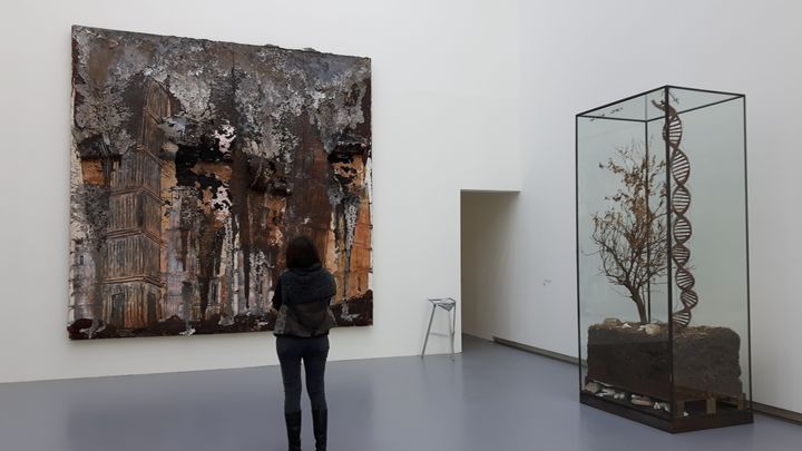 "Auguste Rodin : Les Cathédrales de France", de l'artiste allemand Anselm Kiefer, exposé dans le cadre de l'exposition&nbsp;Kiefer-Rodin, Cathédrales,&nbsp;au musée Rodin. (ANNE CHEPEAU / RADIO FRANCE)