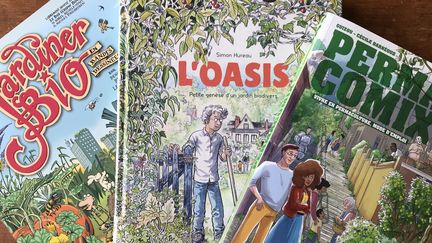 Trois bandes dessinées : "Jardiner bio en bandes dessinées" de Denis Pic Lelièvre, "L'Oasis" de Simon Hureau et "Permacomix" de Cécile Barnéoud &amp; Guizou.
Jardiner bio en bandes dessinées, Denis Pic Lelièvre / Editions Mama Permacomix, Cécile Barnéoud &amp; Guizou L'Oasis, Simon Hureau / Editions Dargaud. 2 (MAMA / DARGAUD / RUE DE L'ECHIQUIER)