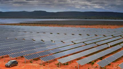 La plus grande centrale photovoltaïque d'Amérique latine, à&nbsp;Pirapora, dans l'Etat du Minas Gerais (Brésil), en novembre 2017. (CARL DE SOUZA / AFP)