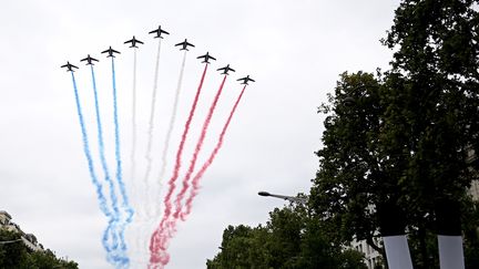 La Patrouille de France au dessus des Champs-Elysées à paris, le 14 juillet 2019. (PHILIPPE LOPEZ / AFP)