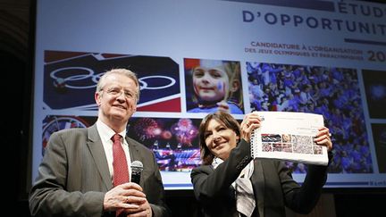 Le président du comité français du sport international, Bernard Lapasset, a remis le rapport sur une possible candidature de Paris aux JO-2024 à Anne Hidalgo